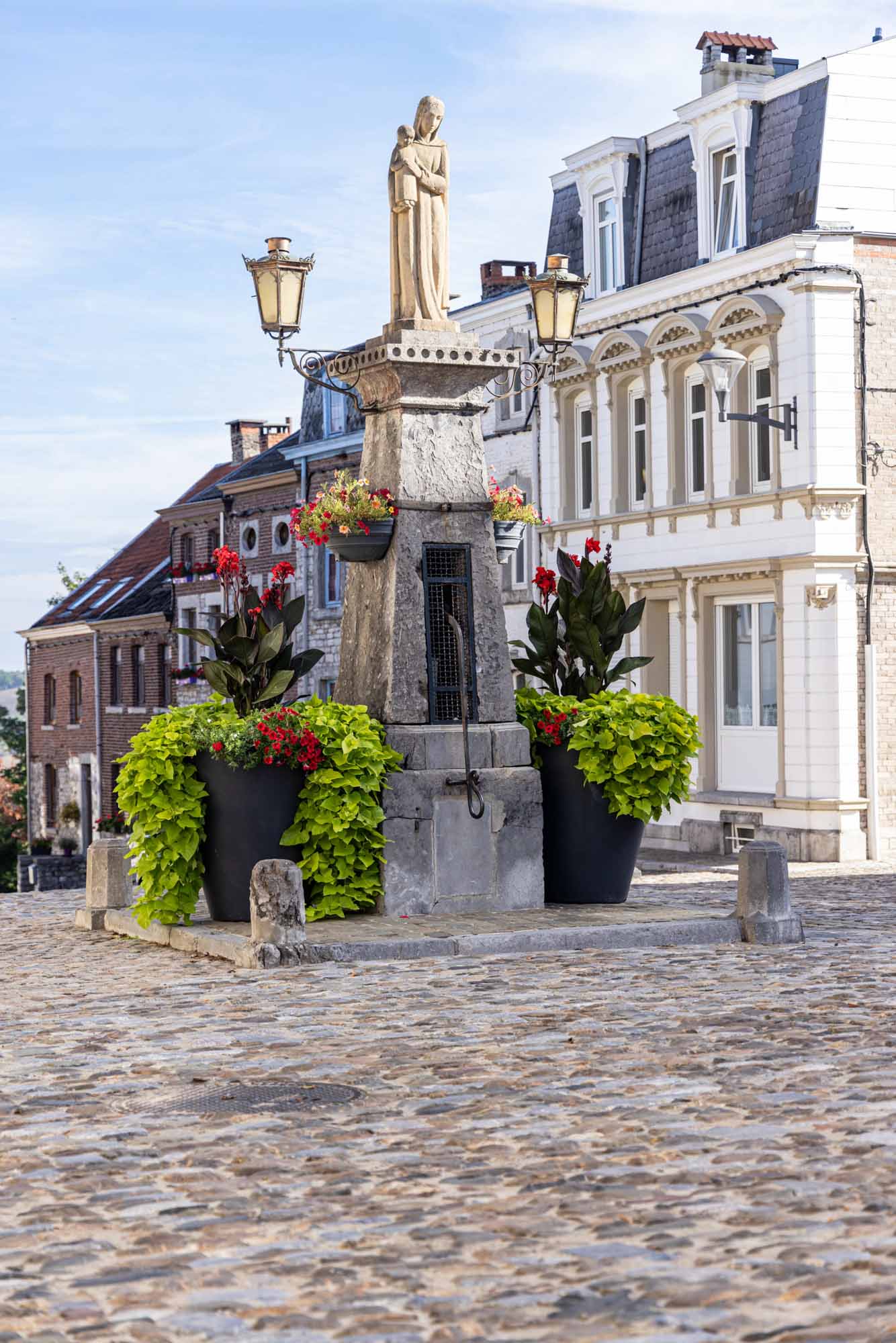Beeld van de Maagd Maria op het Sint-Jorisplein, in het hart van de oude stad Limburg