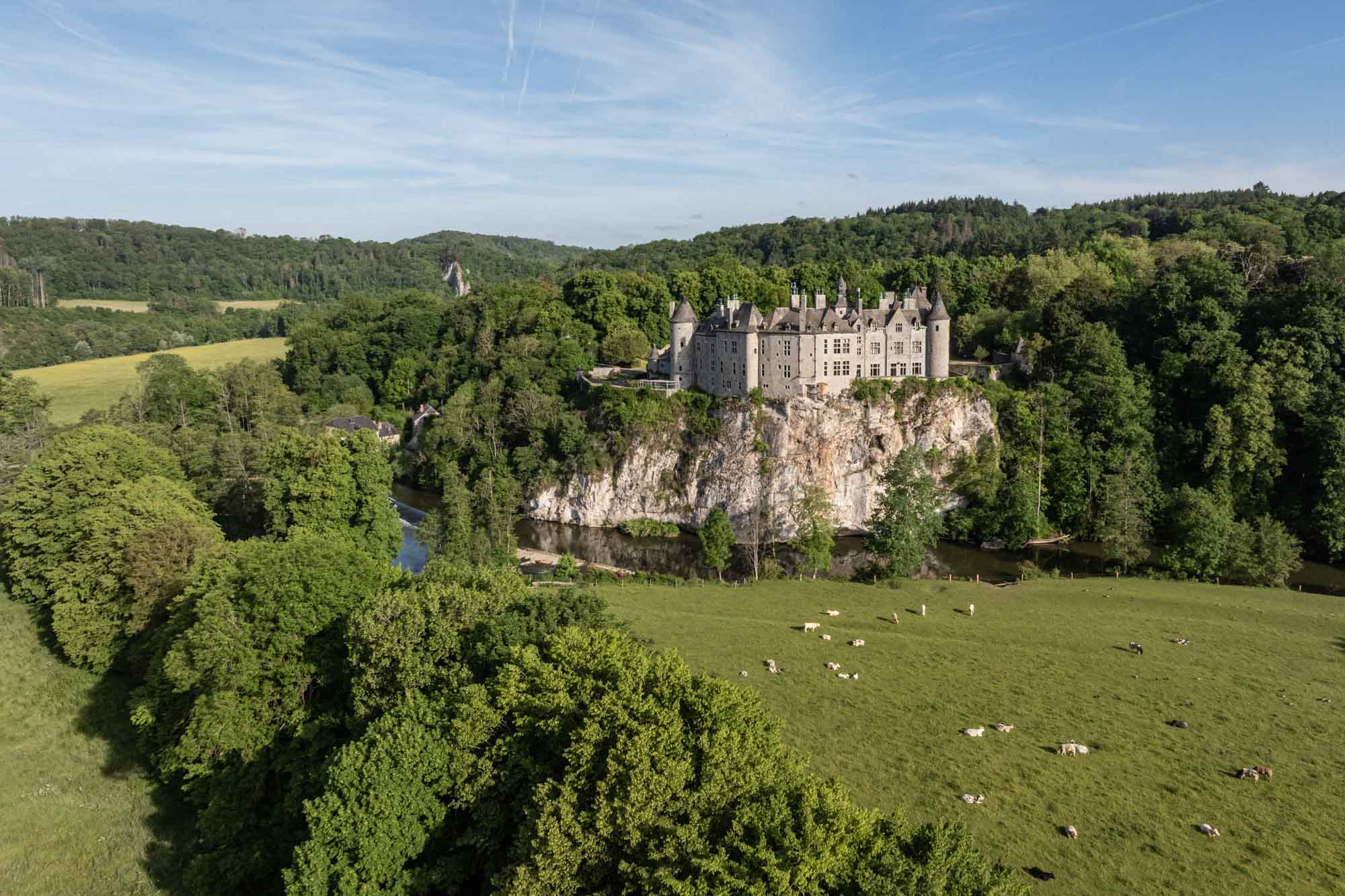 Luchtfoto van kasteel Walzin, nabij Dinant