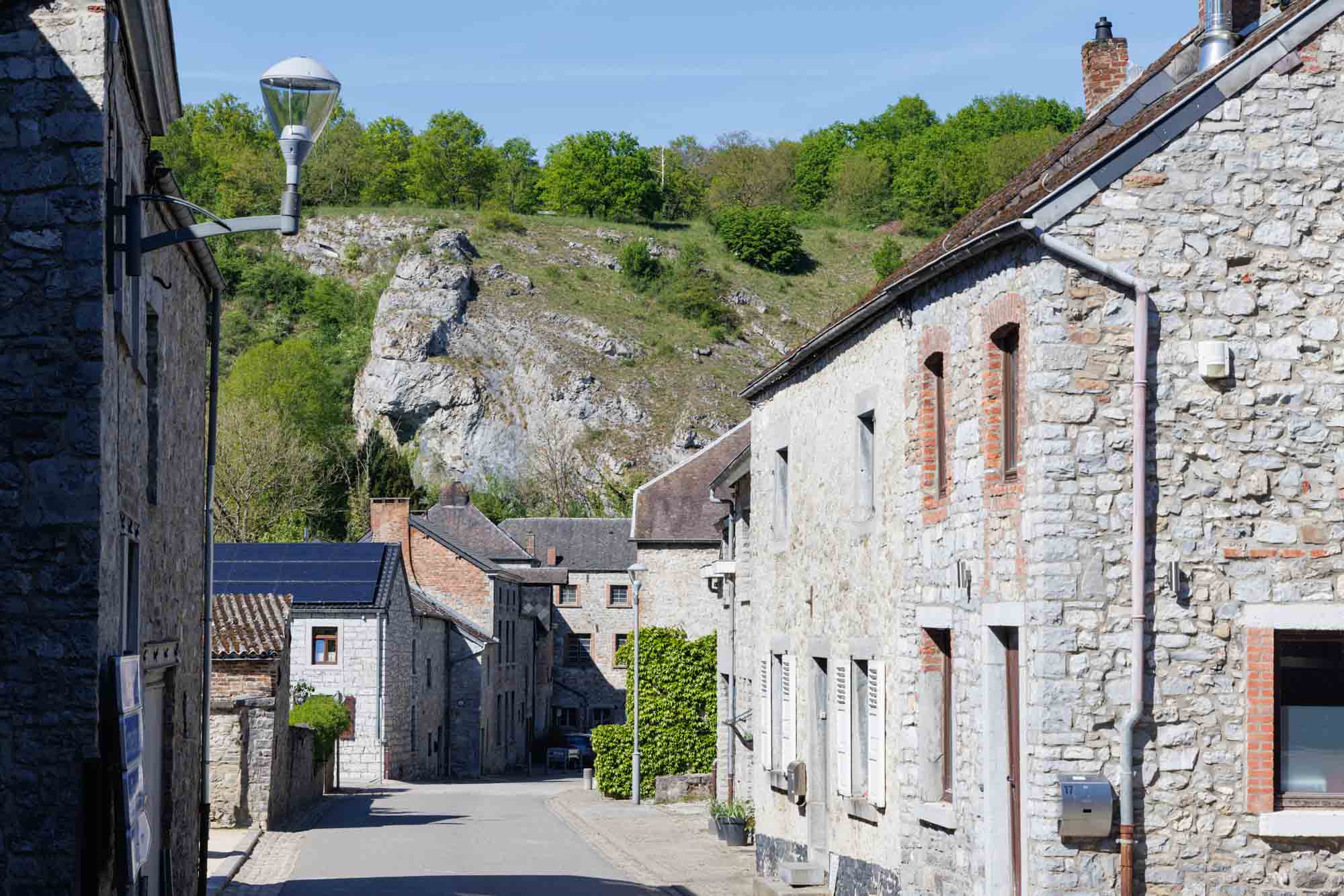 Sosoye met stenen huizen voor kalkrotsen en voorjaarsgroen