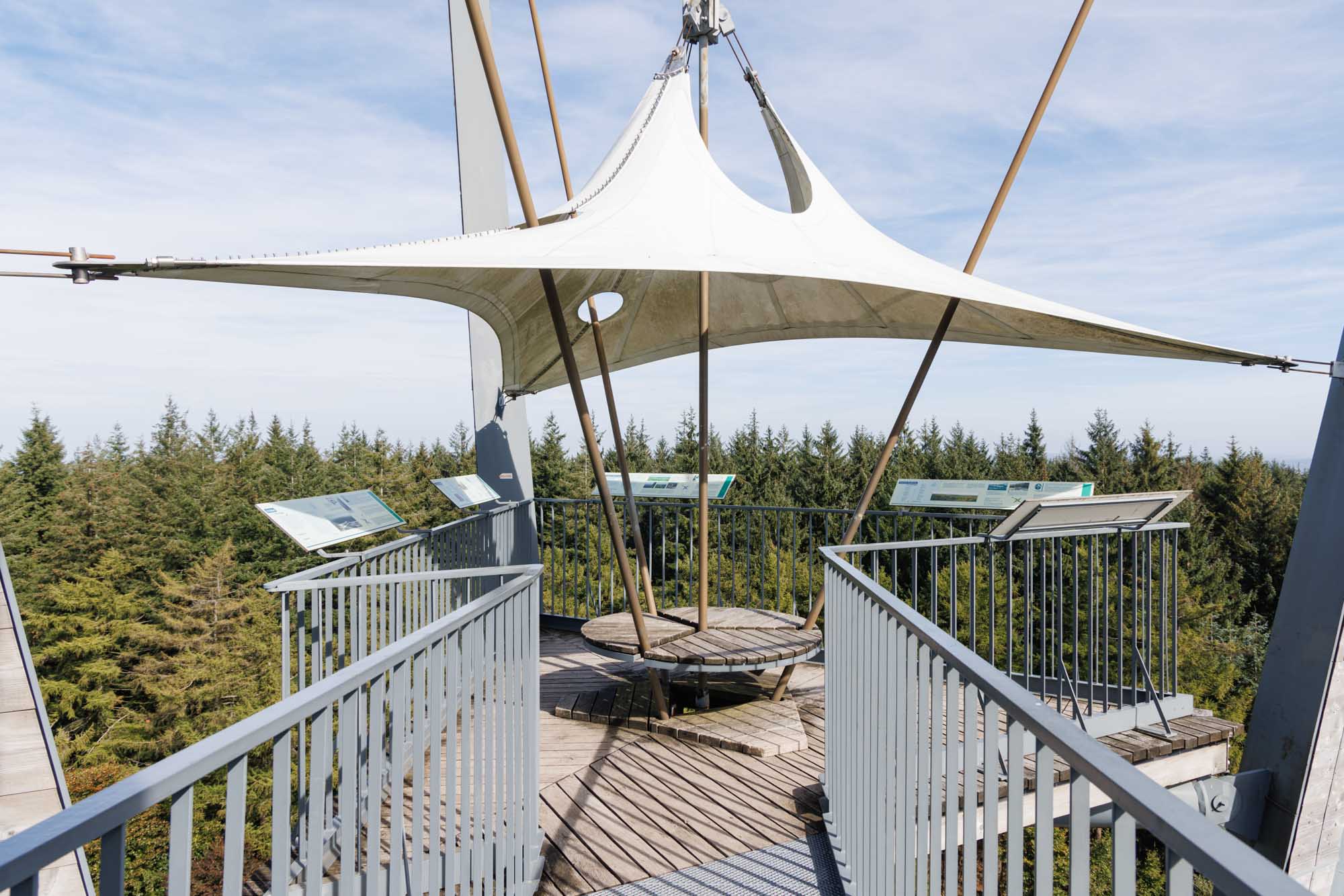 Platform van de Tour du Millénaire boven het bos van de Croix-Scaille