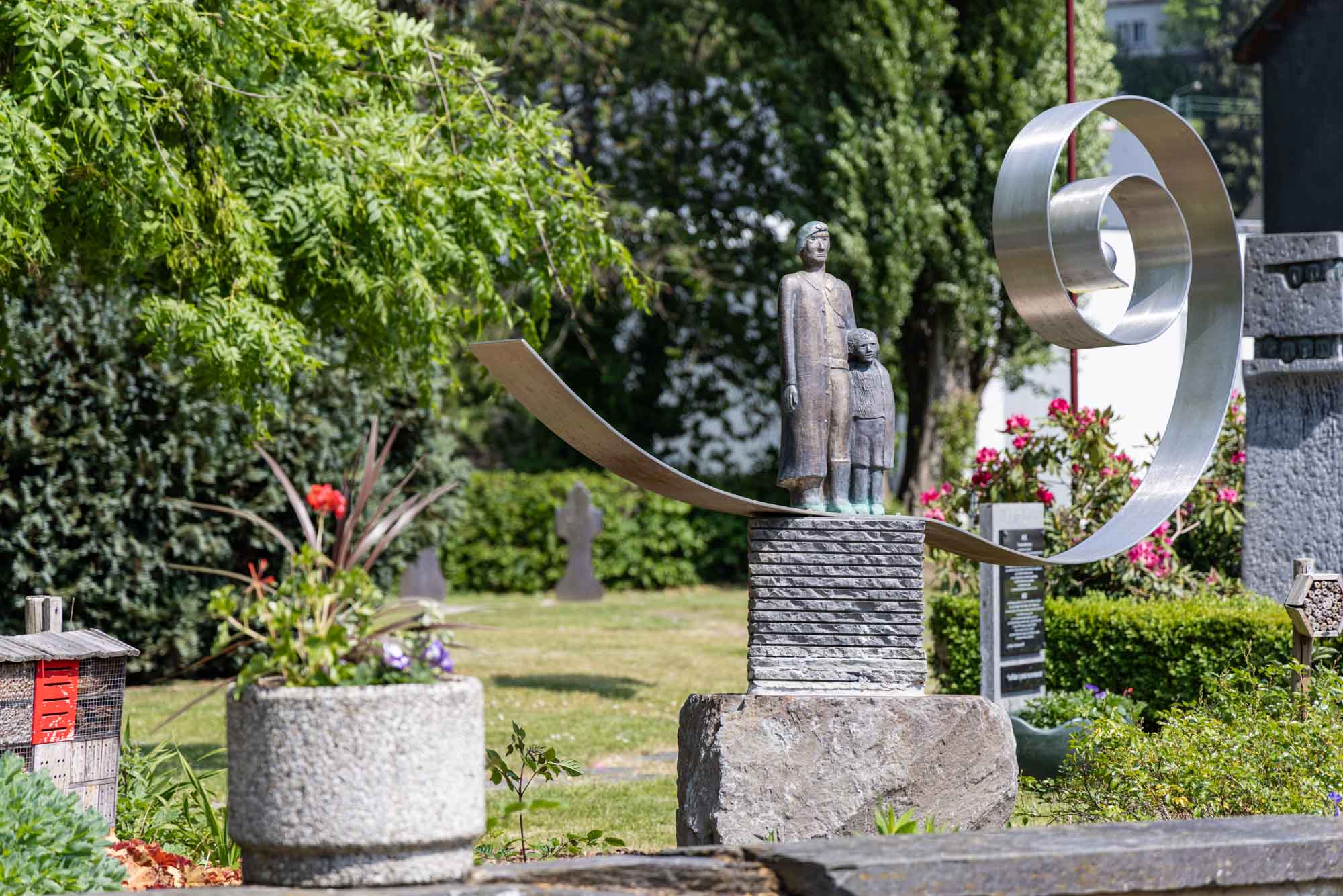 Standbeeld voor de Sainte-Catherine kerk in het centrum van Houffalize