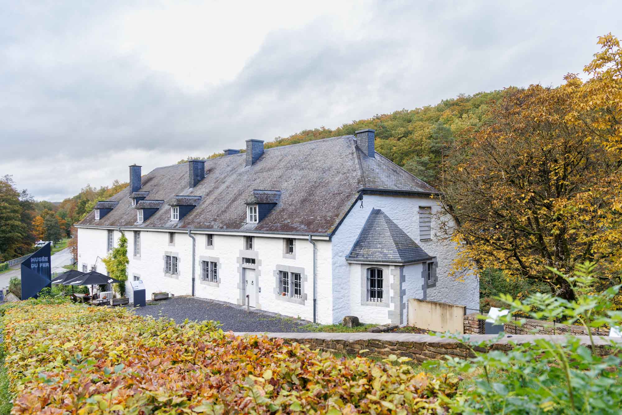 IJzermuseum in Fourneau Saint-Michel voor het herfstbos