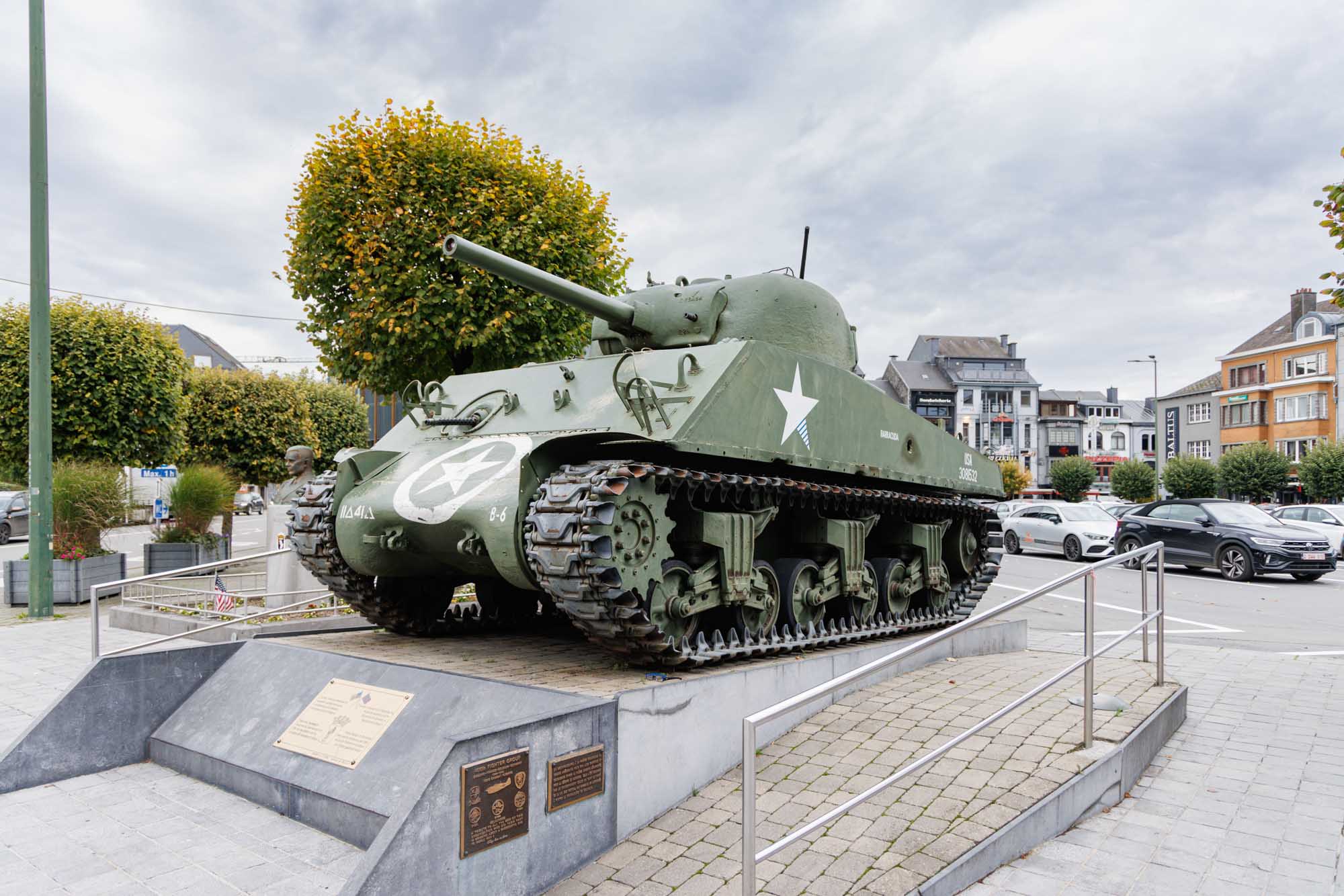 Amerikaanse Sherman-tank M4A3 Barracuda aan de rand van het McAuliffeplein in Bastenaken