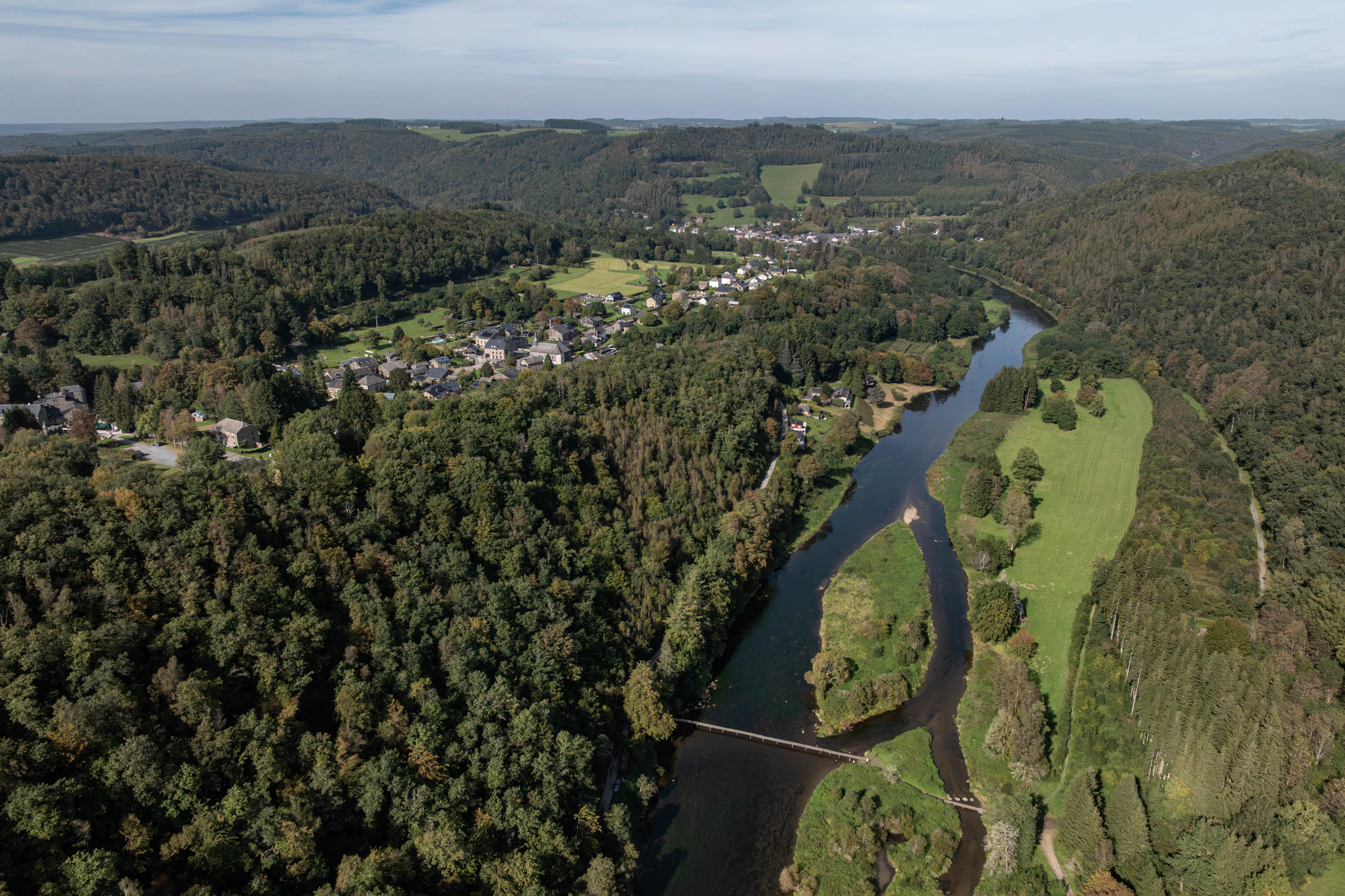 Luchtzicht op het dorp Laforêt en de Pont des Claies in Vresse-sur-Semois