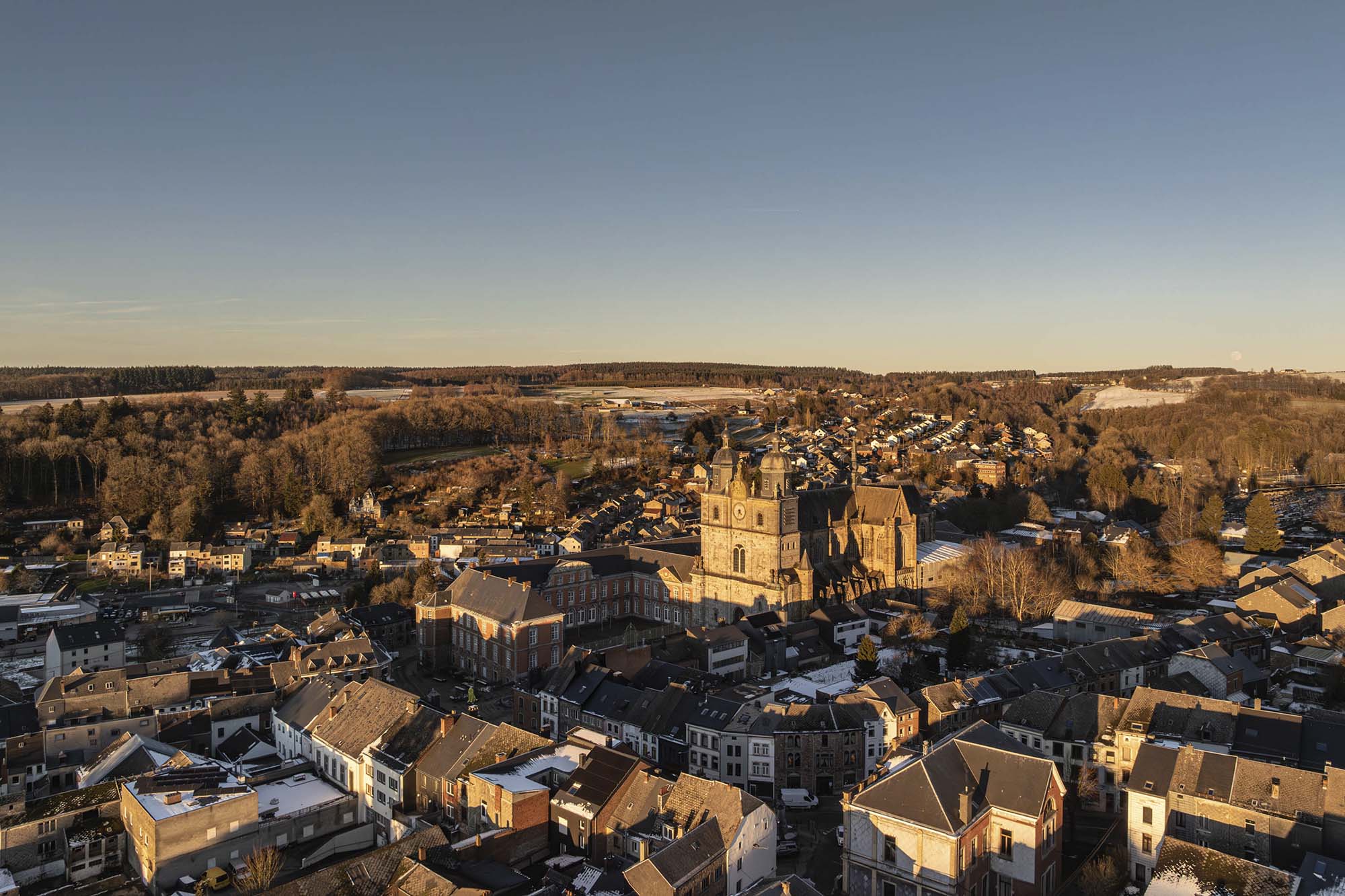 Luchtzicht op de basiliek van Saint-Hubert