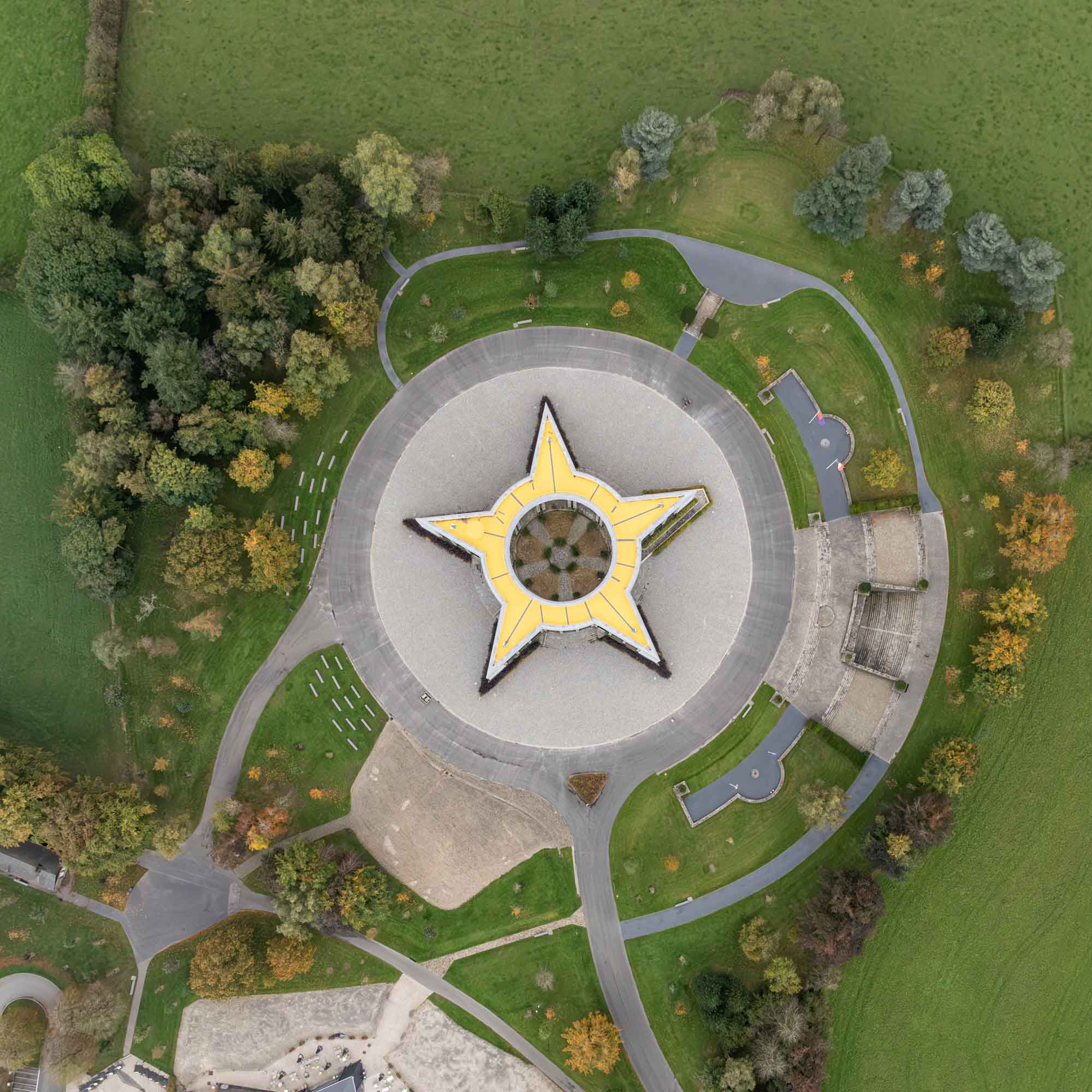 Luchtzicht op het Mardasson in Bastogne