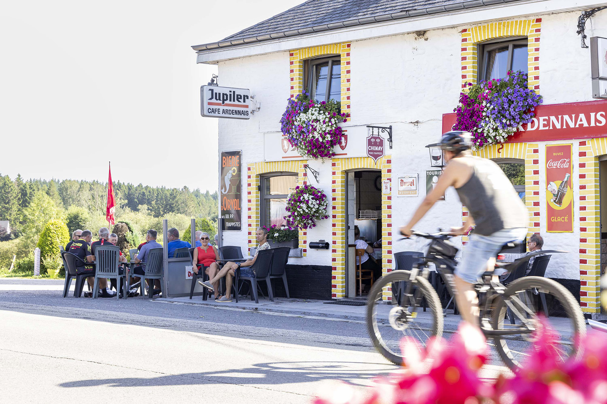 Fietser voor het Café ardennais nabij Stavelot
