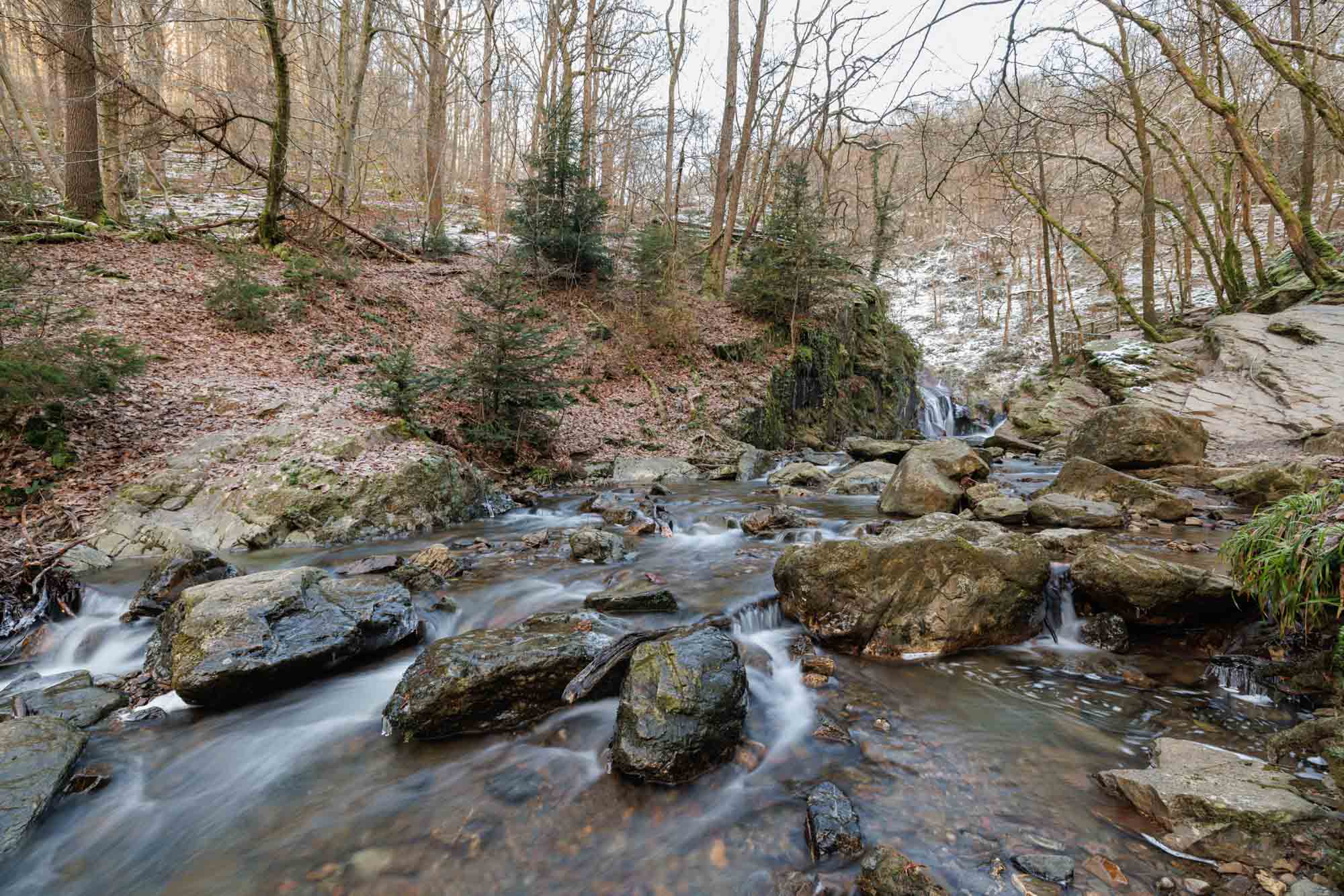 De Ninglinspo-bergbek in de winter te bewonderen in Nonceveux