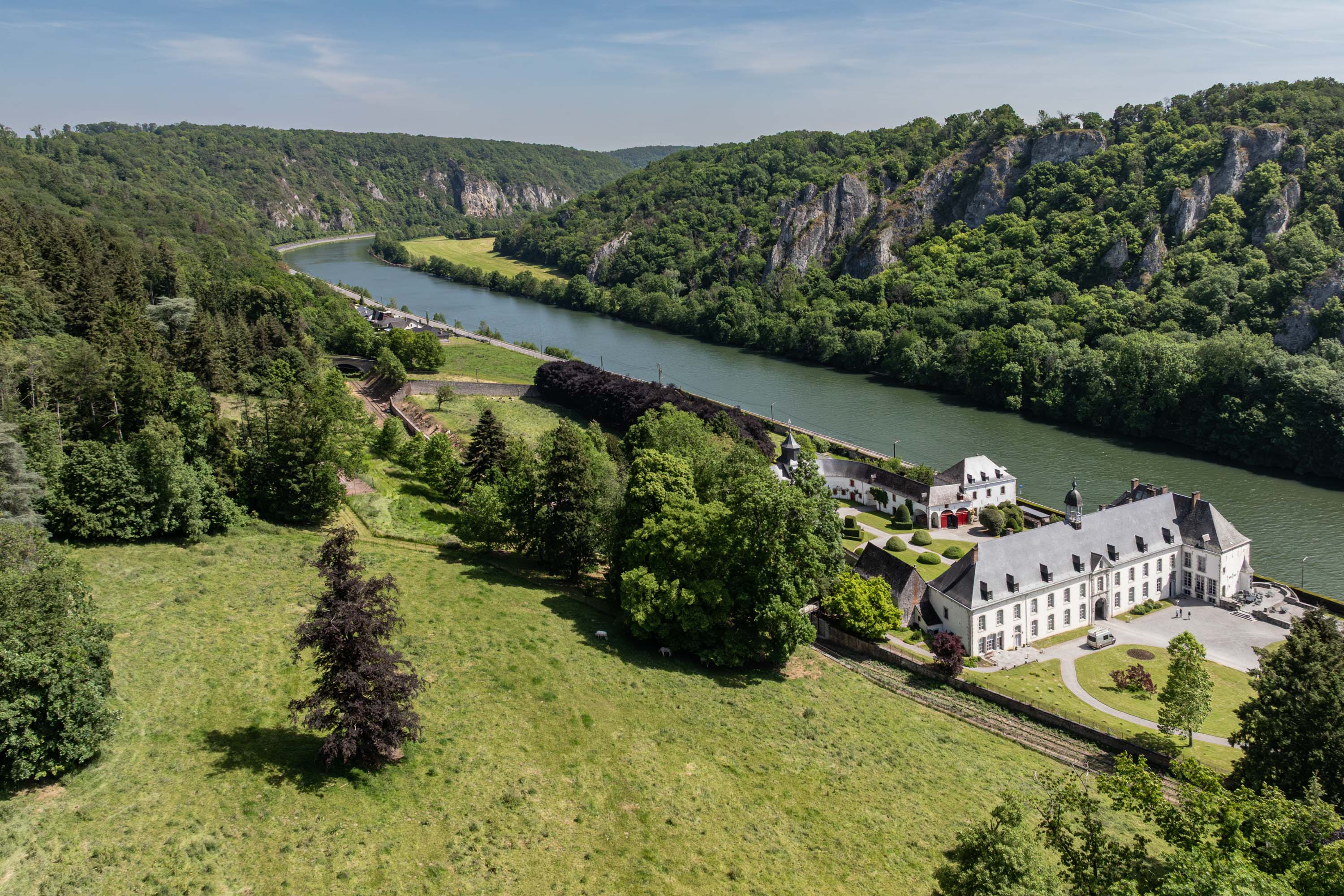 De oude abdij van Waulsort, aan de oever van de Maas