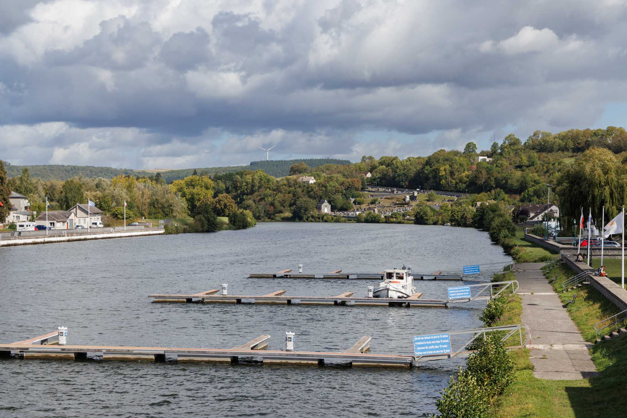 Givet met havensteigers aan de Maas en groene oevers