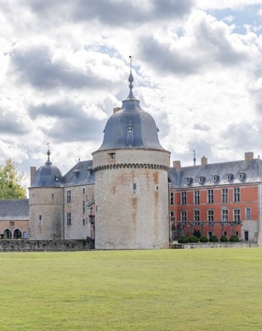 Uitzicht op de centrale toren en gevels van het Kasteel van Lavaux-Sainte-Anne