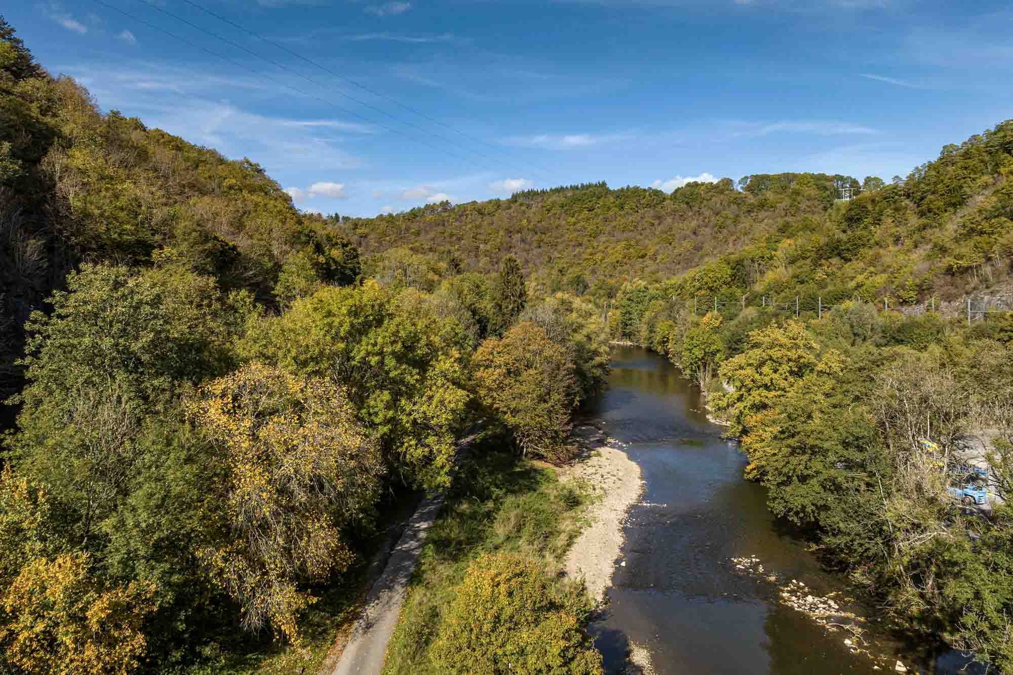 Luchtfoto van de Lesse bij Gendron-Gare in de herfst