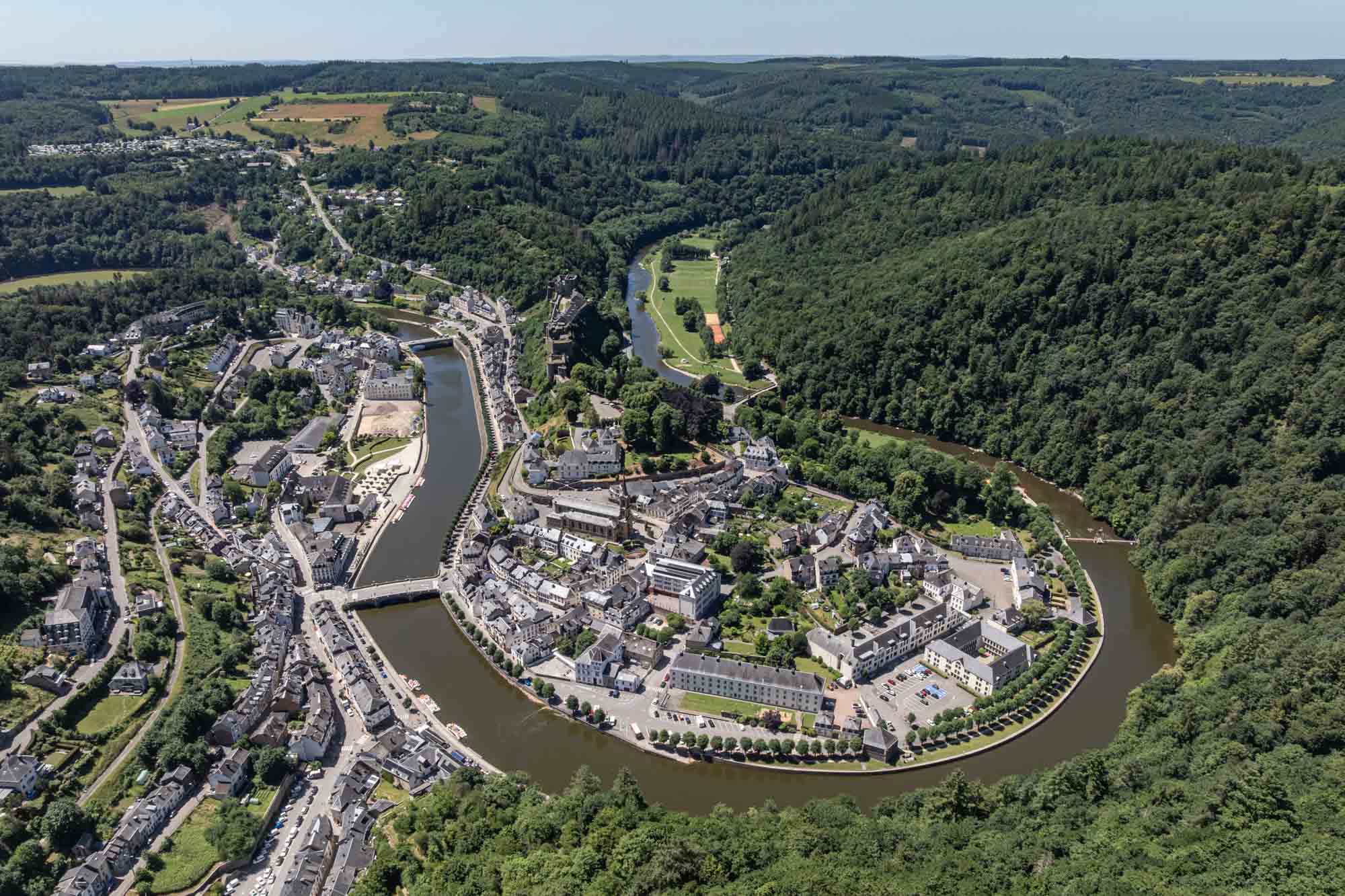 Bouillon vanuit de lucht met de bocht van de Semois in een zomers, bebost Ardens landschap