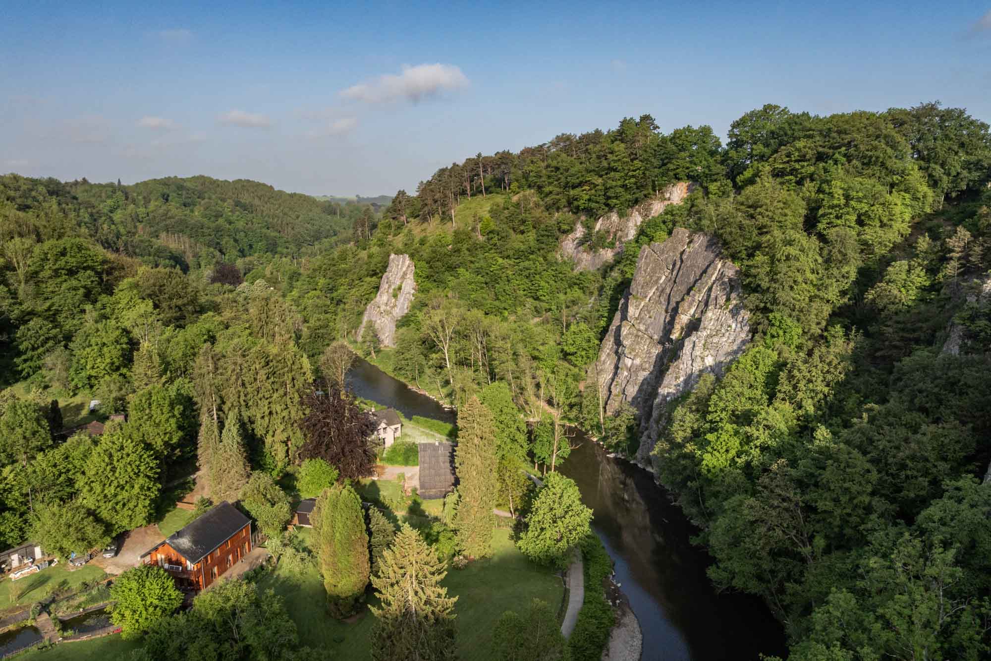 De Ourthe langs de Rochers de Sy