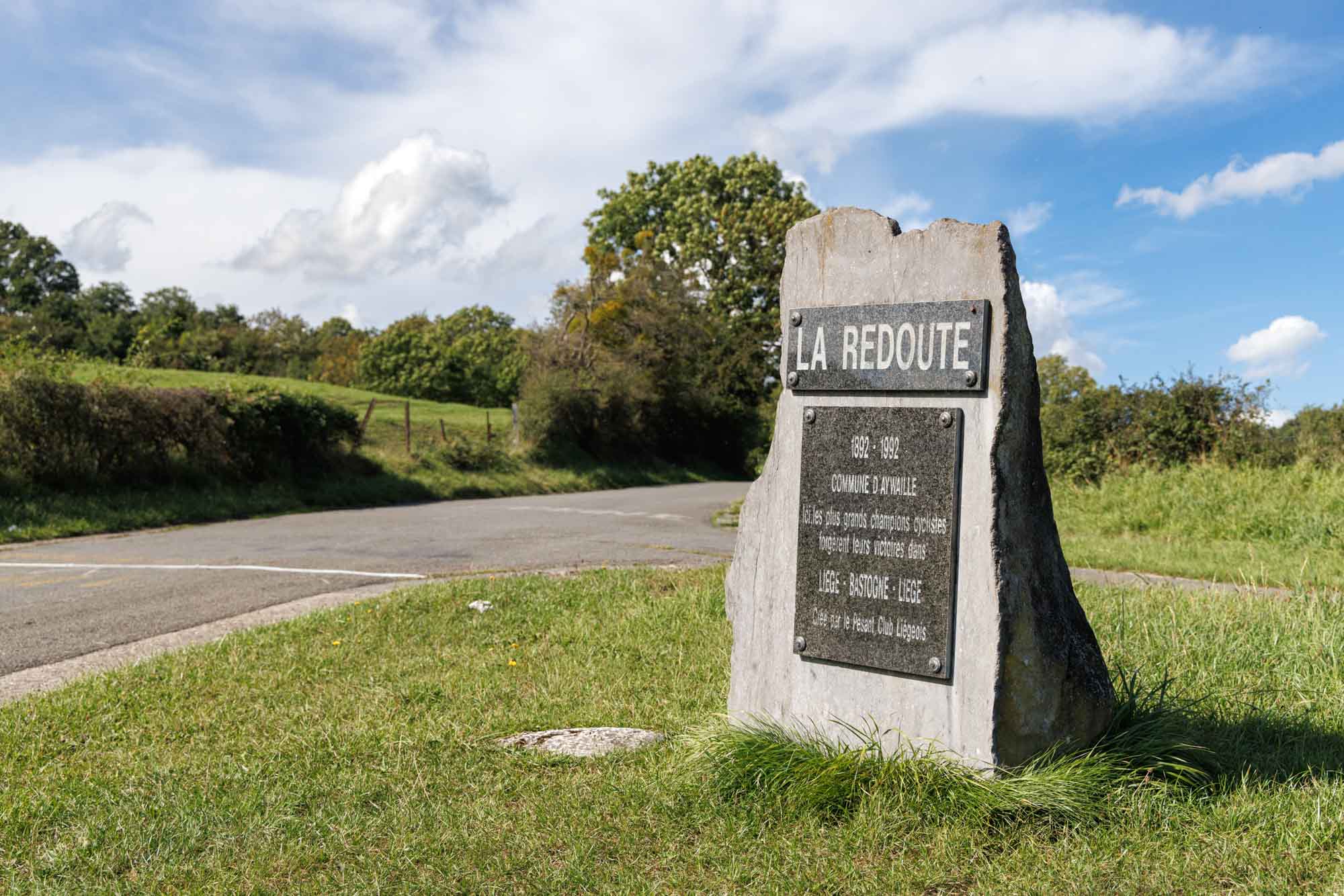 Gedenksteen van La Redoute bij de helling van Aywaille onder heldere lucht
