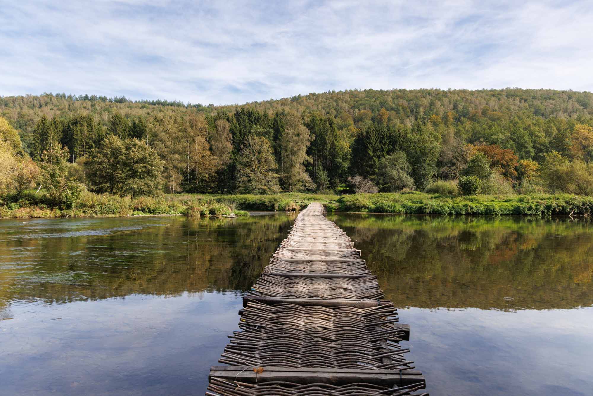 De Pont des Claies over de Semois, gevlochten voetgangersbrug in een bosrijke omgeving.