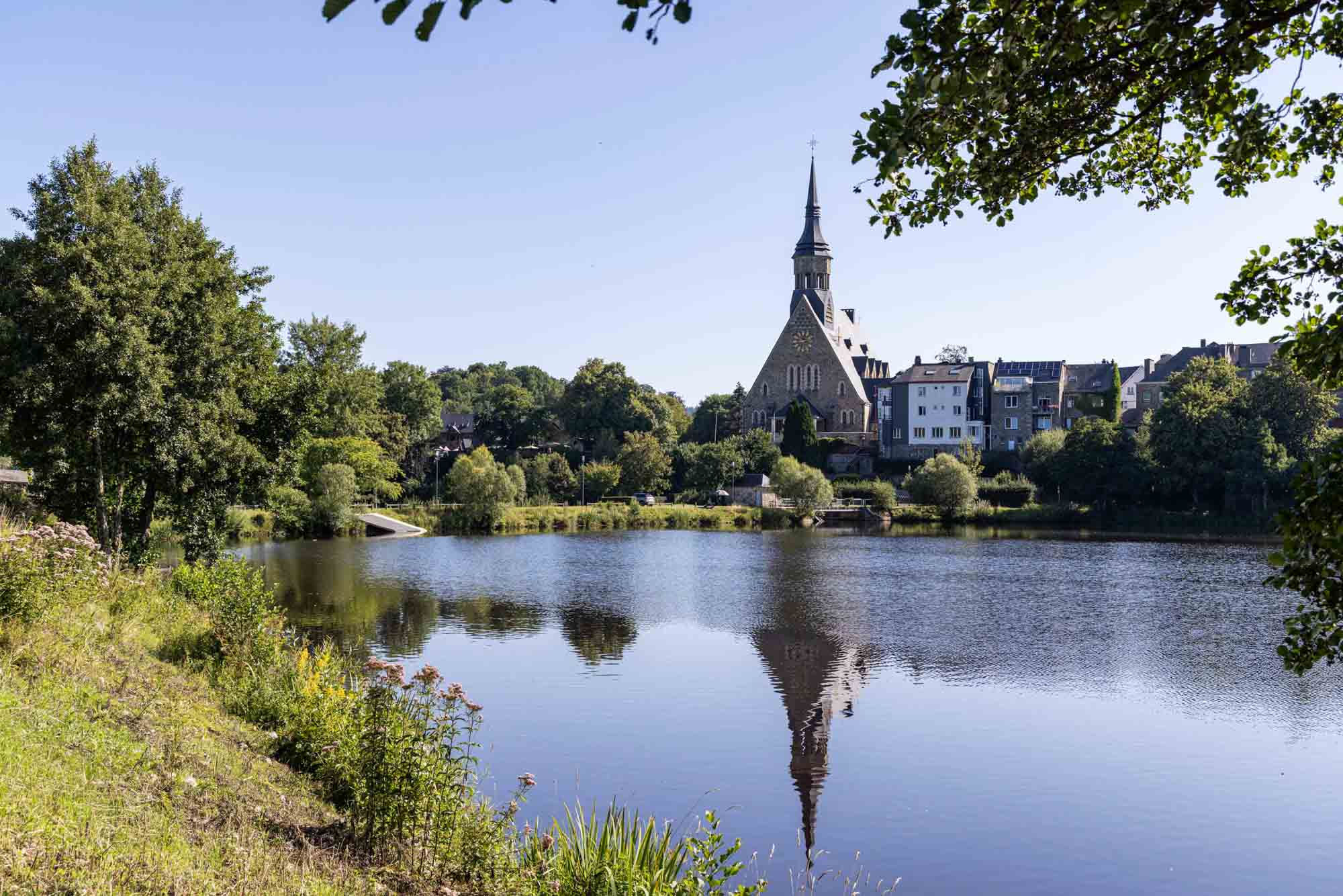 Zicht op de kerk Saint-Gengoux in Vielsalm vanaf het Lac des Doyards