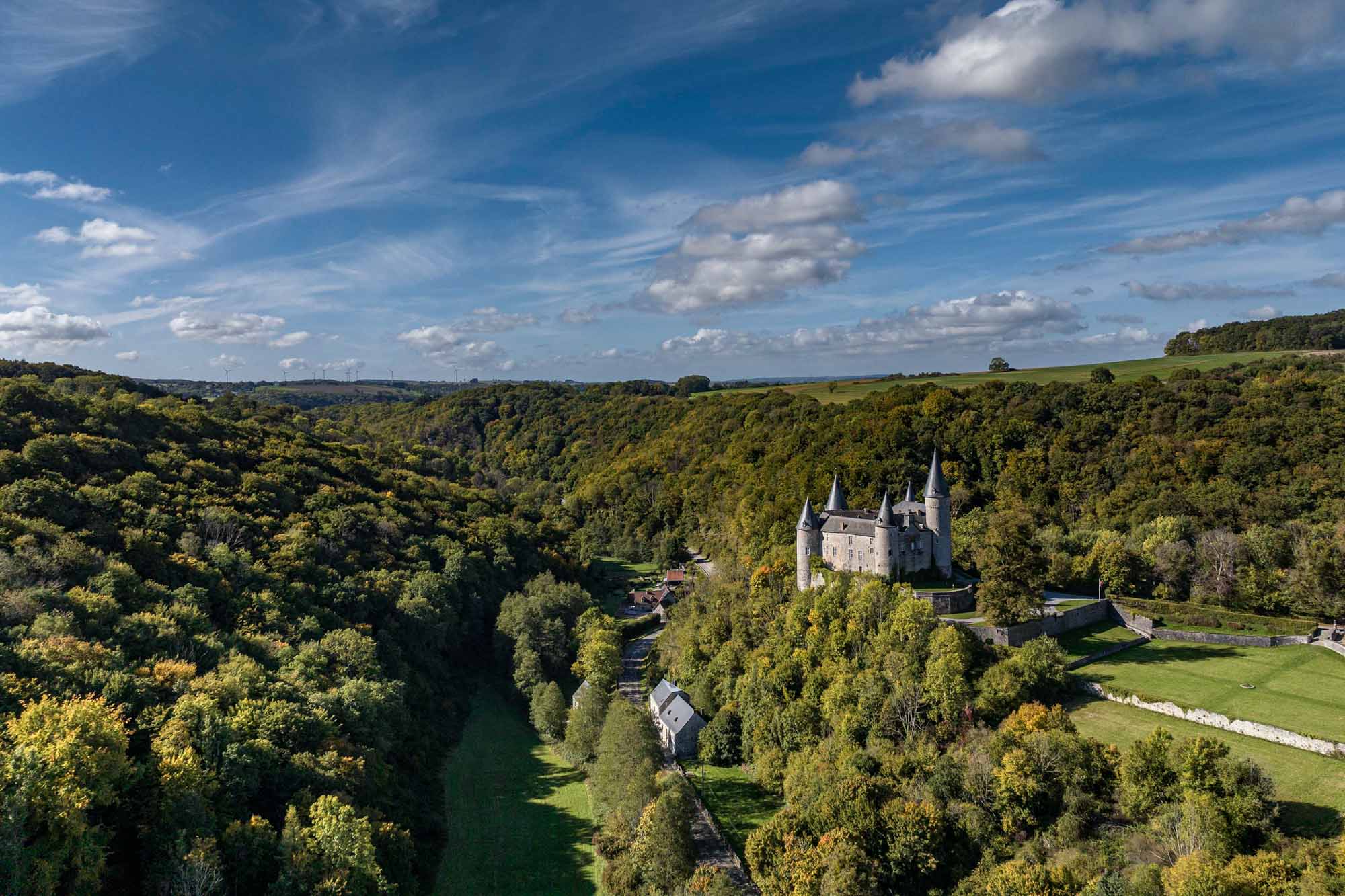 Luchtfoto van Château de Vêves in de herfst