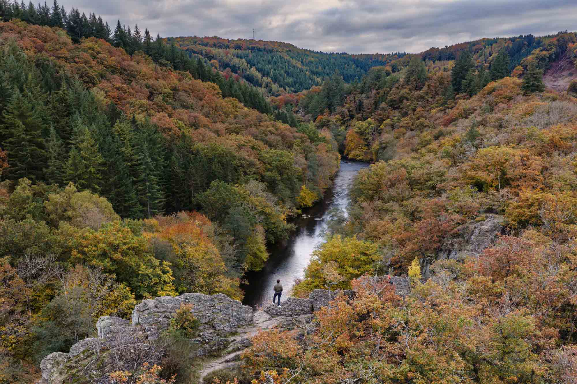 Uitzicht vanaf Le Hérou op de Ourthevallei met bossen in herfstkleuren in de Ardennen.