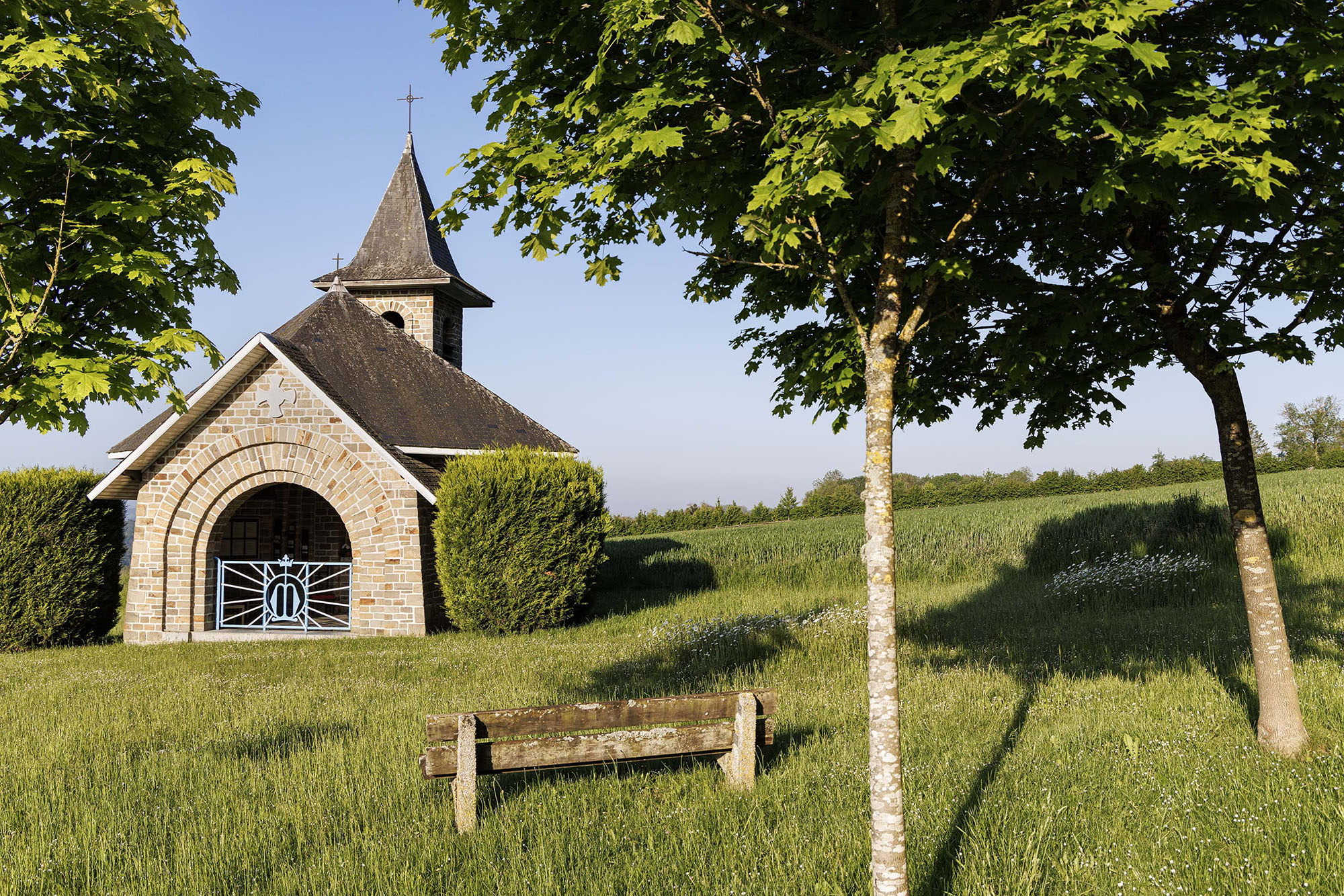 Klein stenen kapelletje in een dorp rond Aywaille