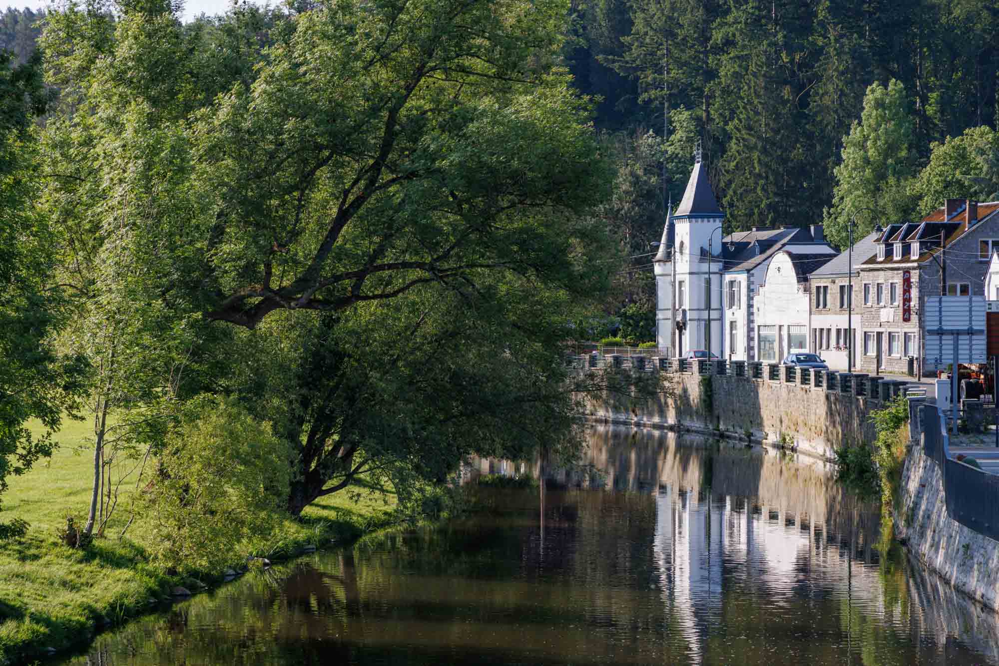 De Ourthe in het centrum van Hotton