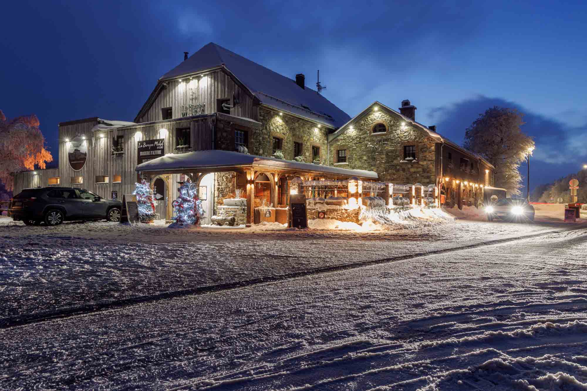 Baraque Michel ’s avonds in de sneeuw, verlicht gebouw in de Hoge Venen