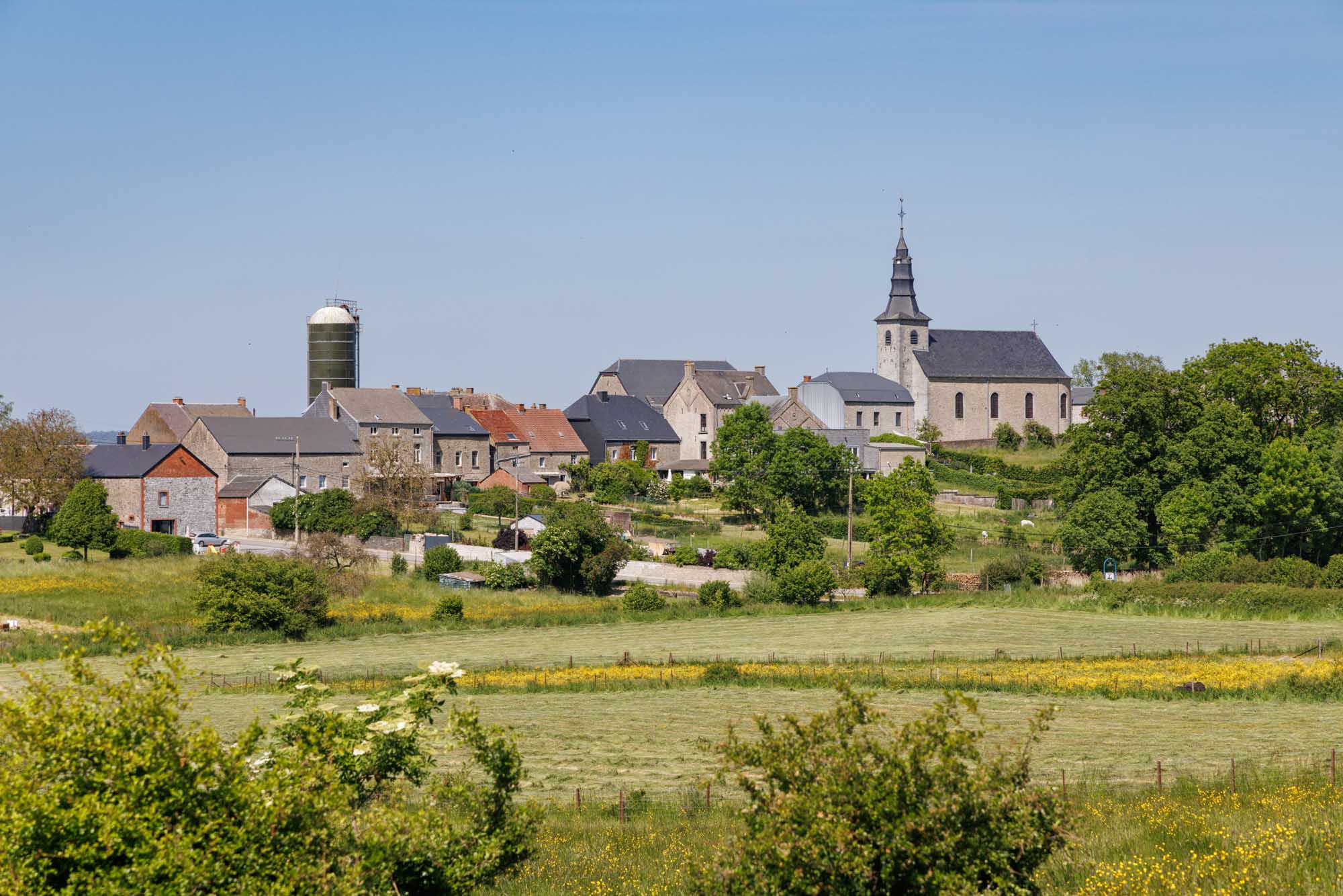 Uitzicht op het dorp Romerée in de lente