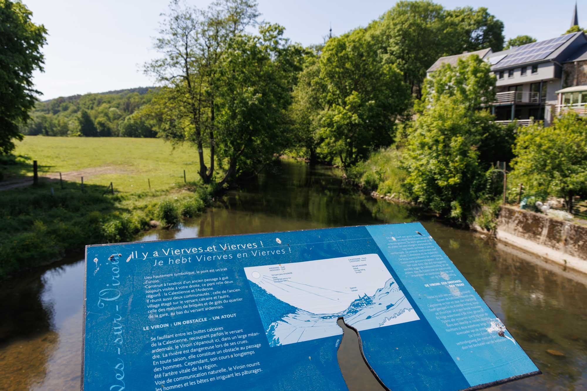 De Viroin in het dorp Vierves-sur-Viroin