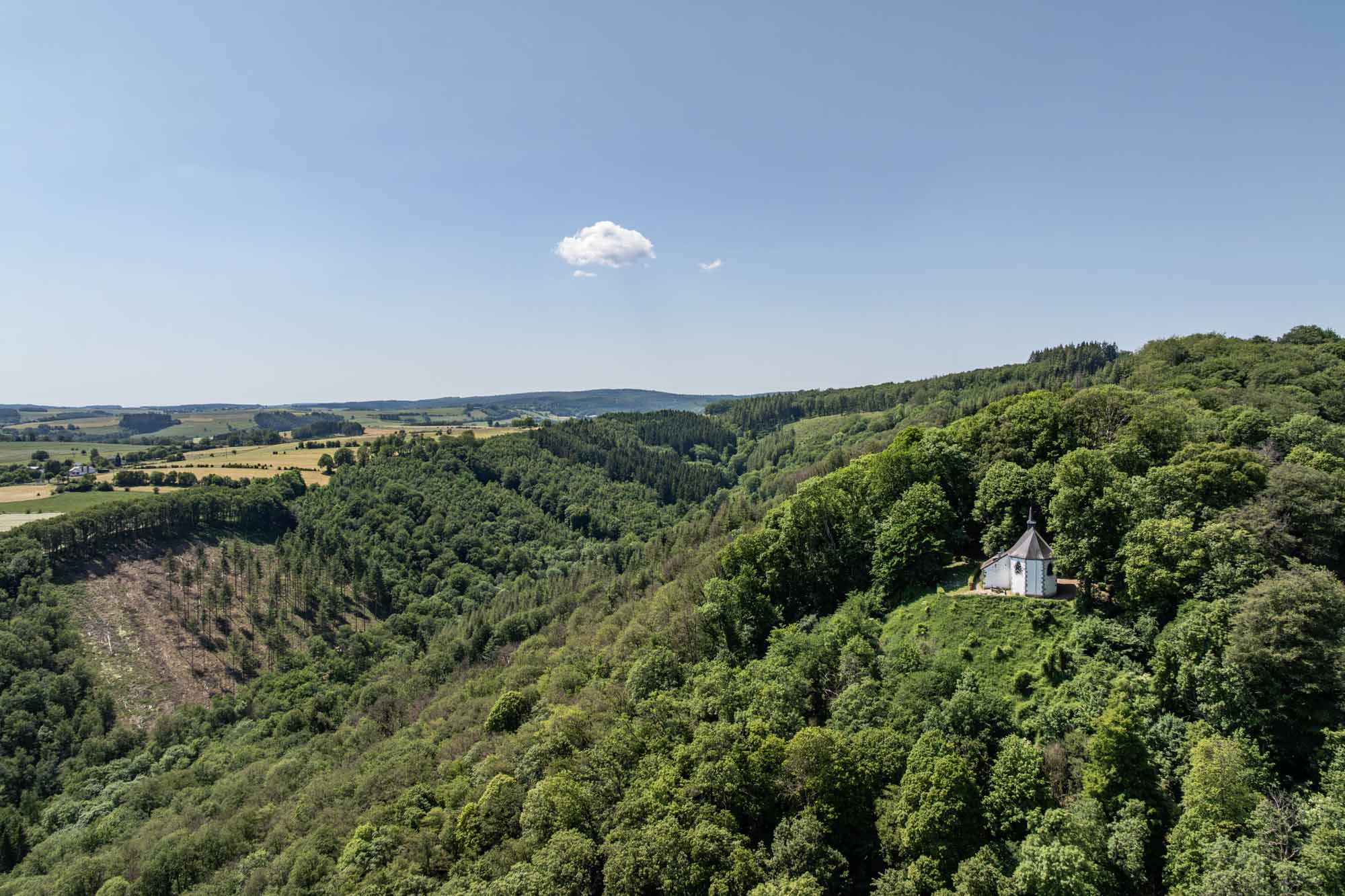 Luchtfoto van de Sint-Thibautkapel in Marcourt