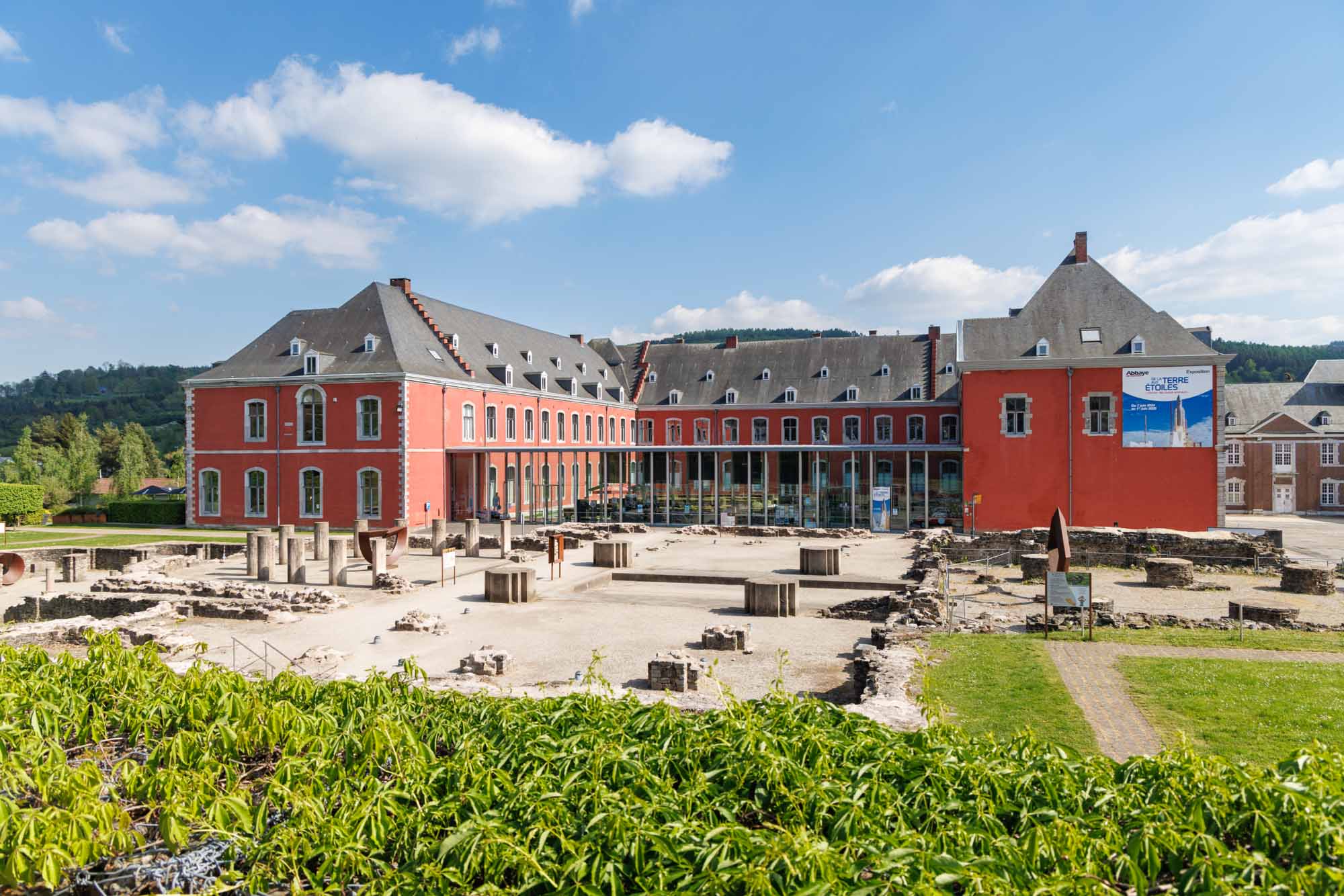 Abdij van Stavelot met archeologische resten voor de gerestaureerde gebouwen