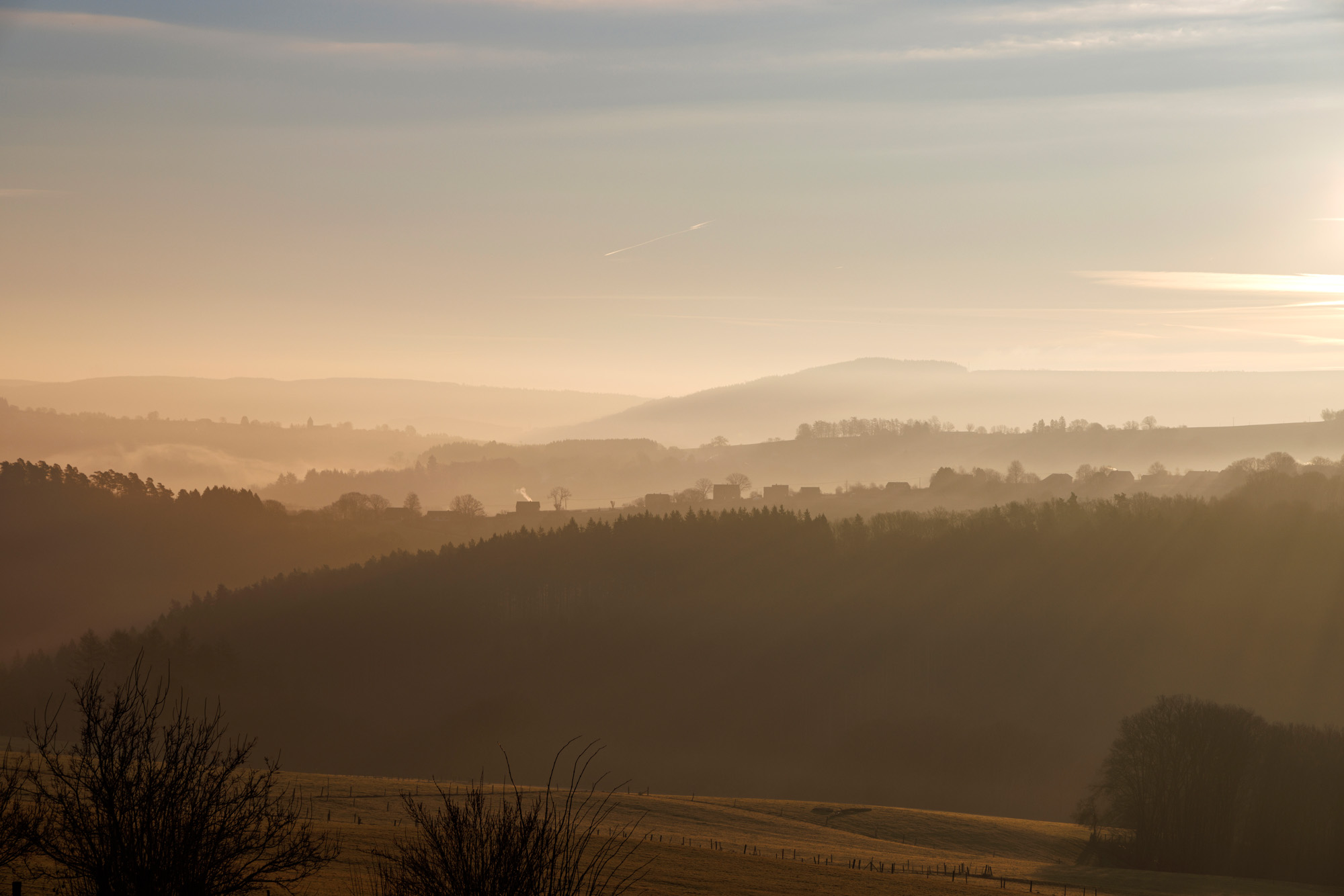 Zonsopgang vanuit het dorp Lorcé, nabij Stoumont.
