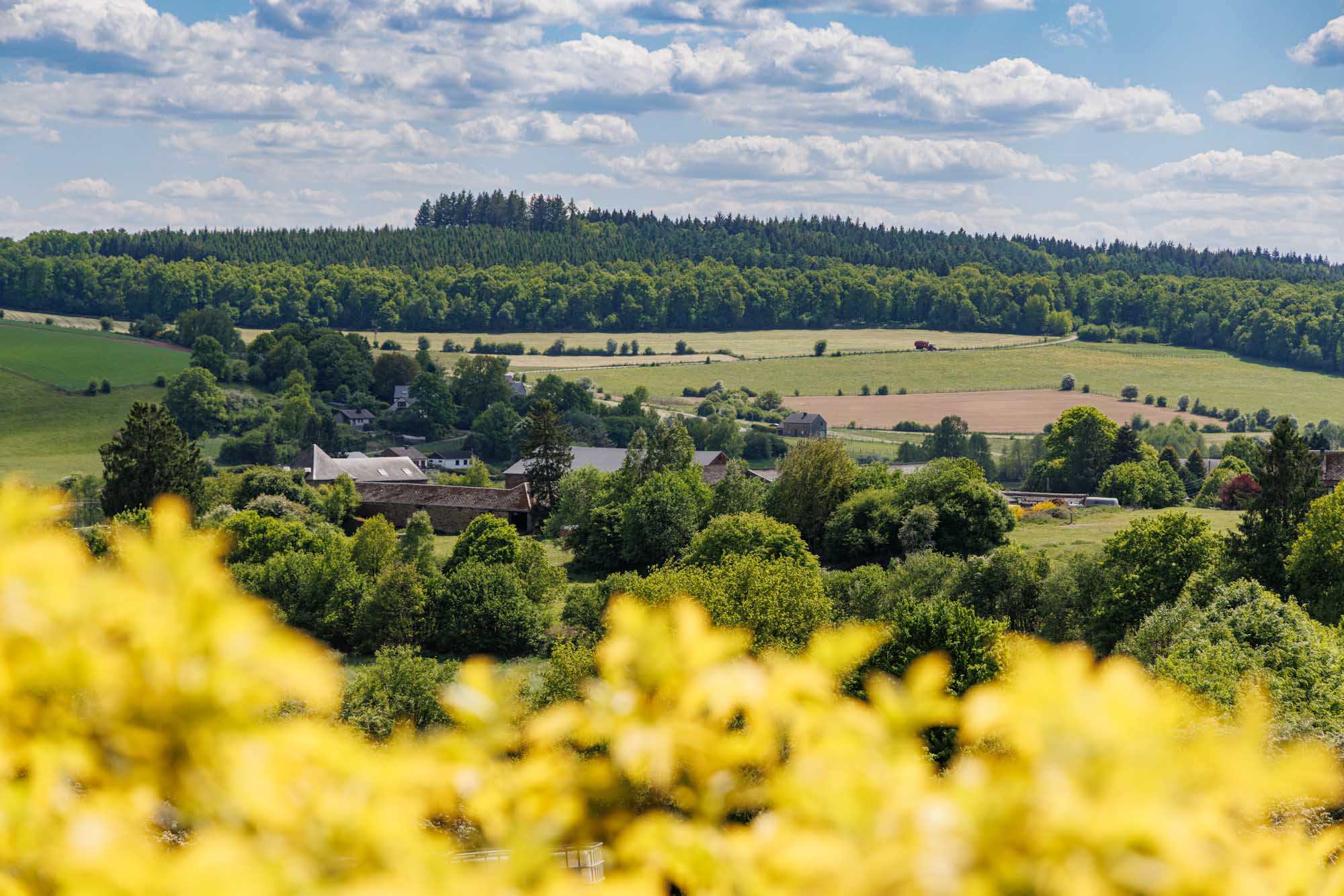 Heuvellandschap rond Gembes onder een zomerse hemel